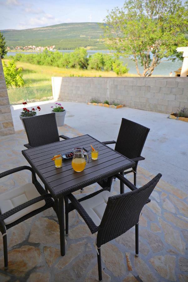 Apartmani Neva, Pridraga المظهر الخارجي الصورة